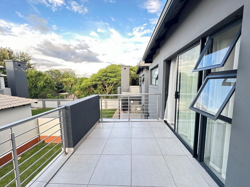 Luxurious Family Living: Spacious Home in Secure Complex - Photo 10