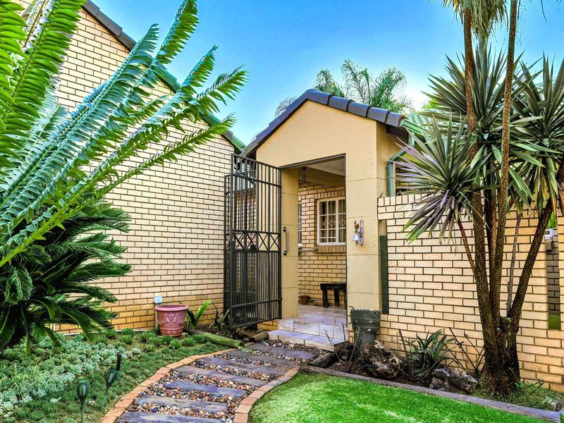 Elegant 3-Bedroom Modern Home with Solar in a Exquisite Moreleta Park Estate - Photo 4