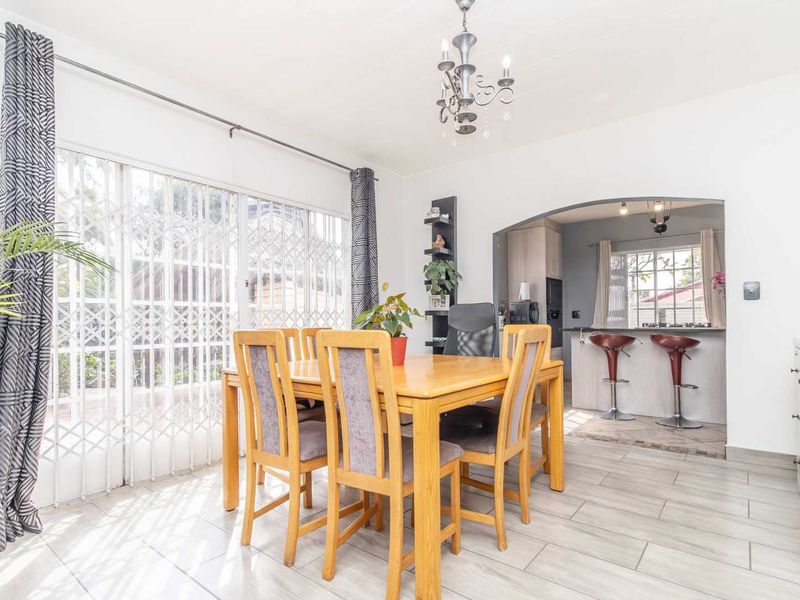 Large 3 bedroom Family Home with Flatlet, Study/Office & Pool on a 1,390m2 Stand in Boskruin. - Photo 6