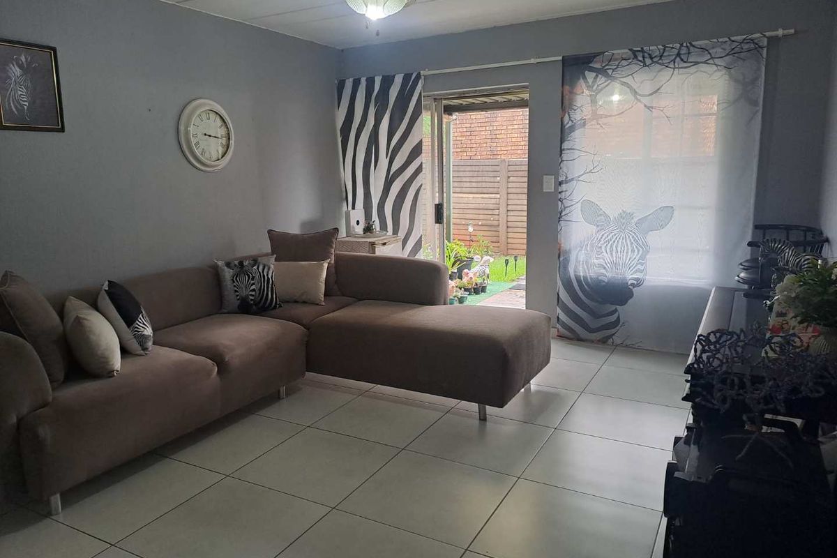 Modern 2 Bedroom Townhouse For Sale in Highveld Perfect for First Time Buyers! - Photo 5