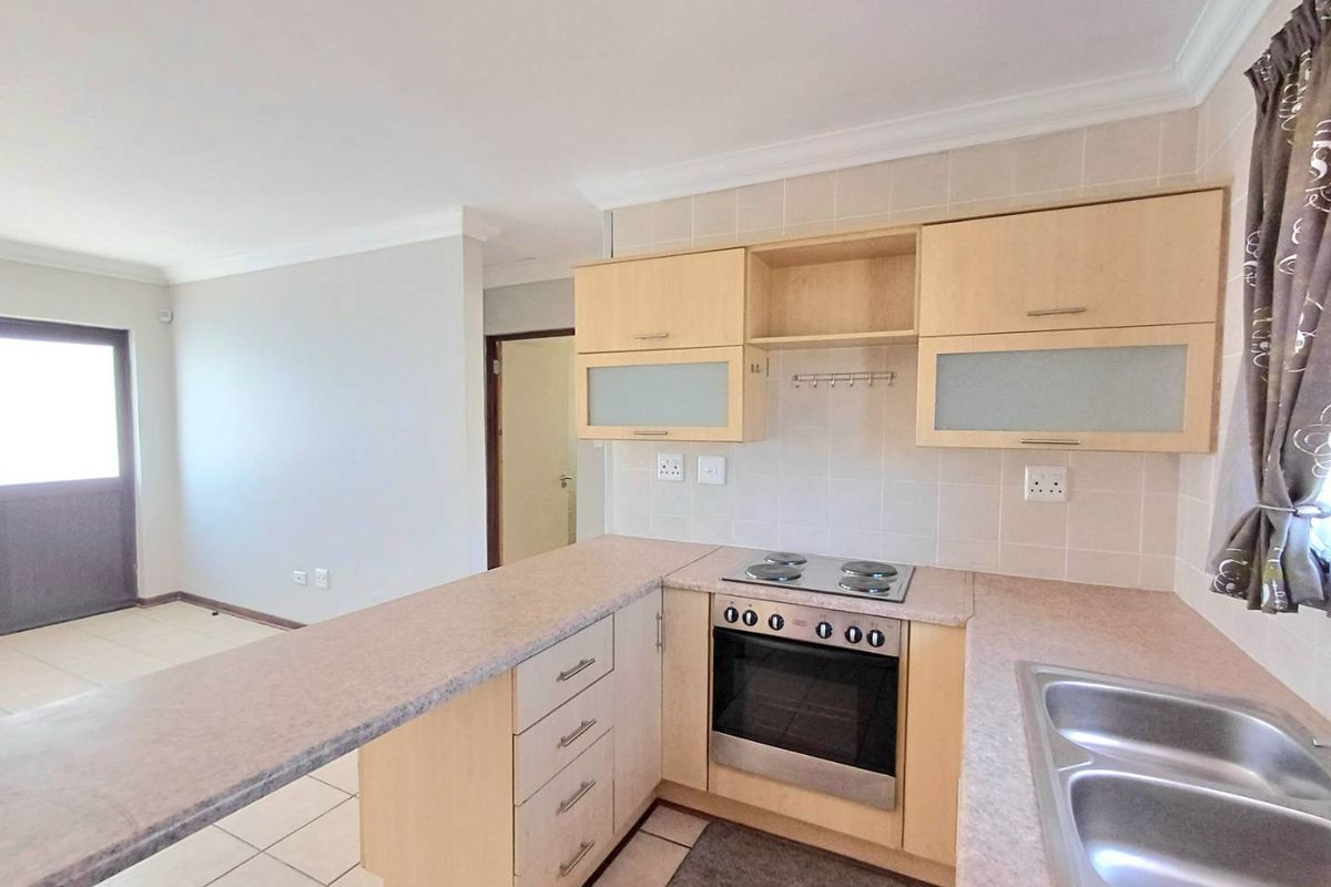 Newly renovated top floor unit in Saratoga Townhouse Complex - Photo 2