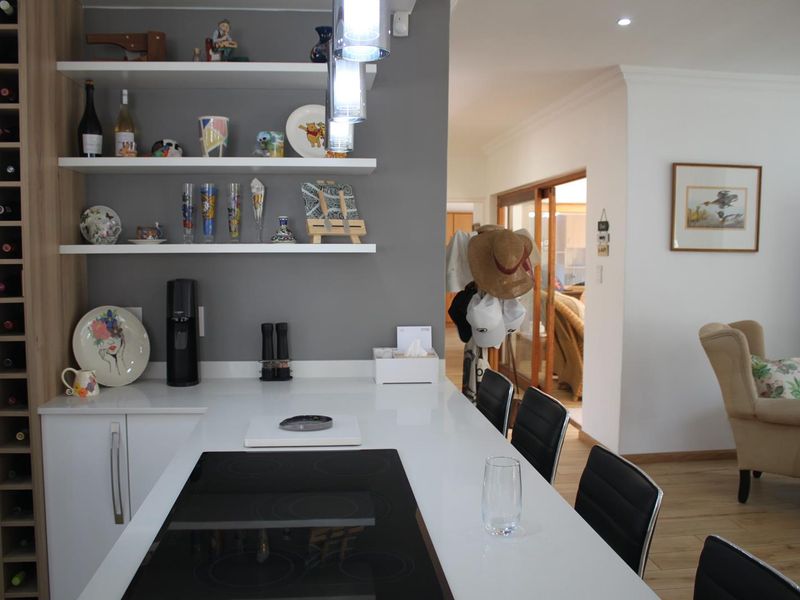 Modern Elegance Meets Timeless Luxury – Stunning 4-Bedroom Home with Pool, Cottage & Study for Sale in Bedfordview - Photo 9