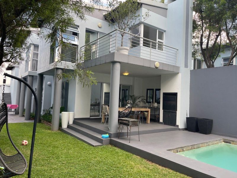 Stunning 4 bedroom and 3 bathroom cluster house in Ferndale - Photo 2