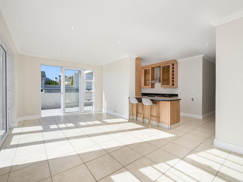 Corner unit, wrap around bacony with sea views! - Photo 9