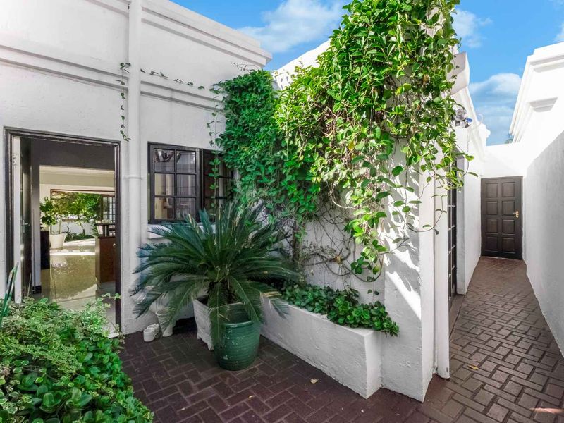 STUNNING LIGHT AND BRIGHT SIMPLEX - IN SOUGHT AFTER FLEETWOOD ESTATE - Photo 5