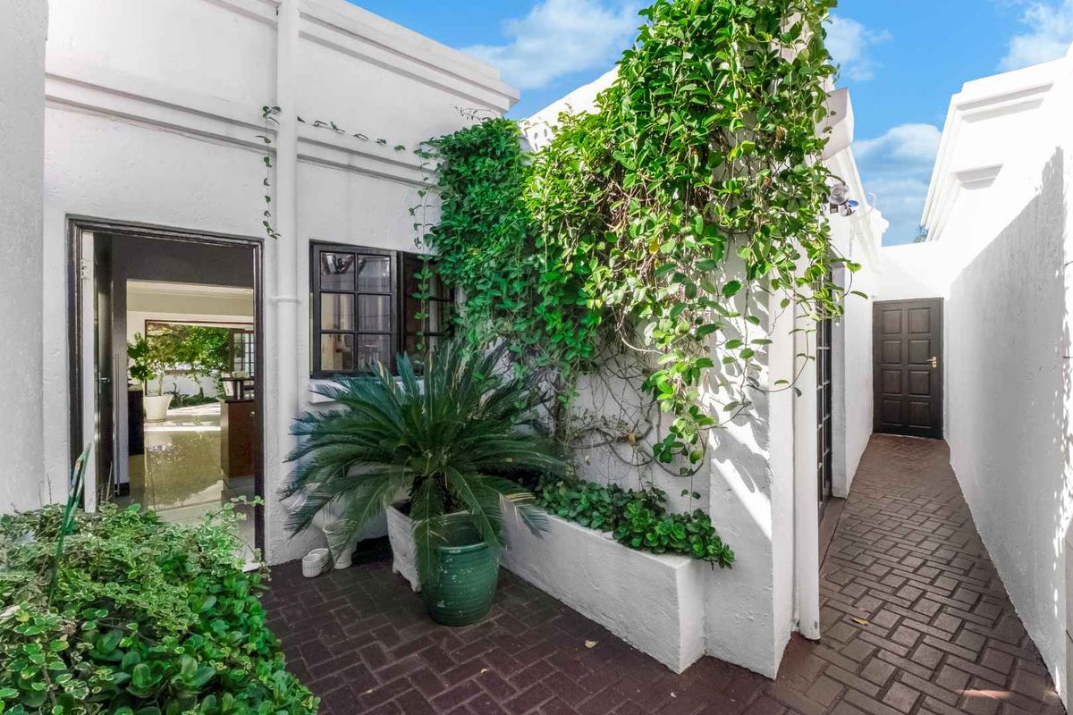 STUNNING LIGHT AND BRIGHT SIMPLEX - IN SOUGHT AFTER FLEETWOOD ESTATE - Photo 5