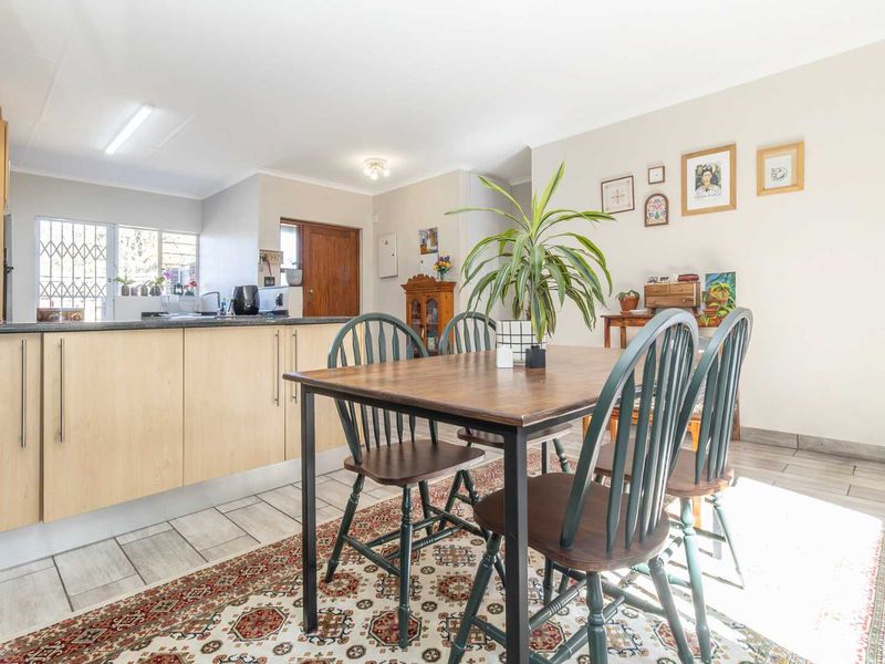 Spacious and Sunny Town house in sought after area of Gallo Manor - Photo 10