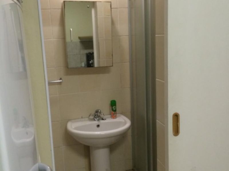 Humerail bedsitter available to rent - Photo 4