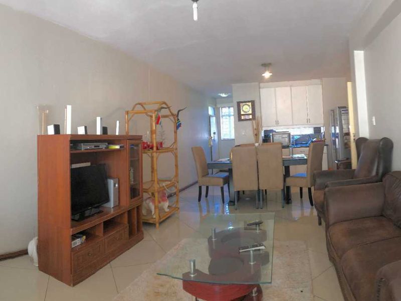 Spacious apartment for sale in Sunnyside - Photo 3