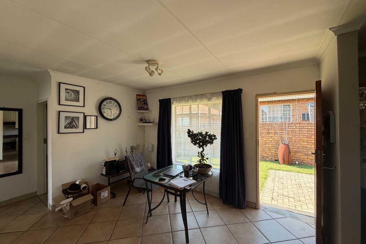 Charming 2-Bedroom Townhouse with Garden & Patio -  In a secure estate! - Photo 5