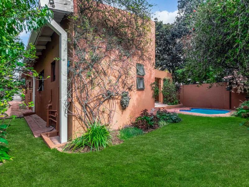 PRIVATE AND CHARMING FAMILY HOME SITUATED IN A QUIET LOCATION - Photo 2