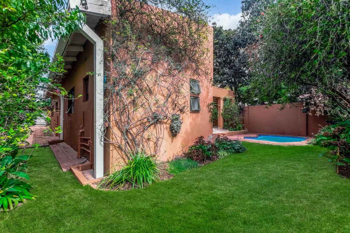 PRIVATE AND CHARMING FAMILY HOME SITUATED IN A QUIET LOCATION - Photo 2