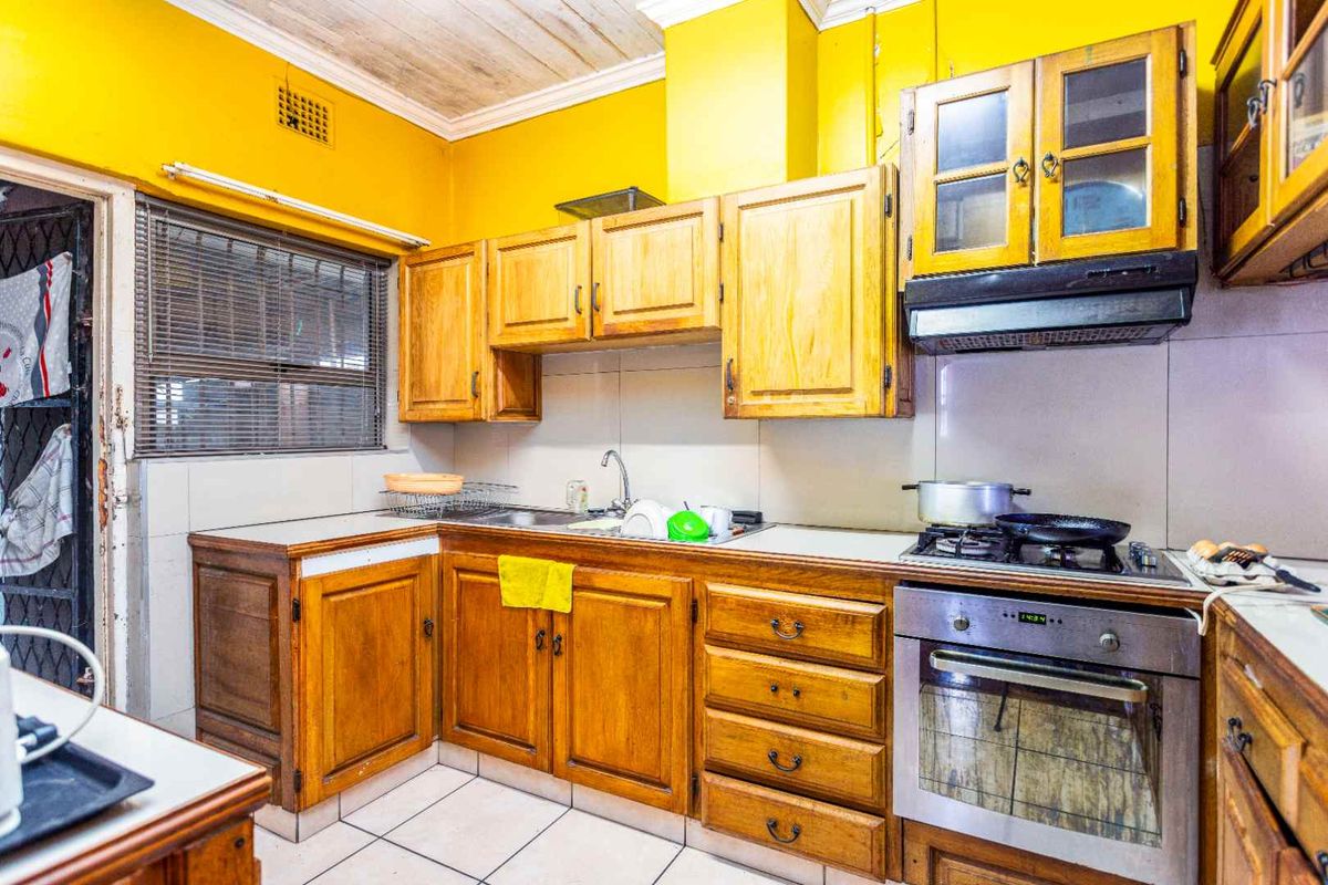 Beautiful 3 Bedroom Home For Sale In Brooklyn - Photo 5