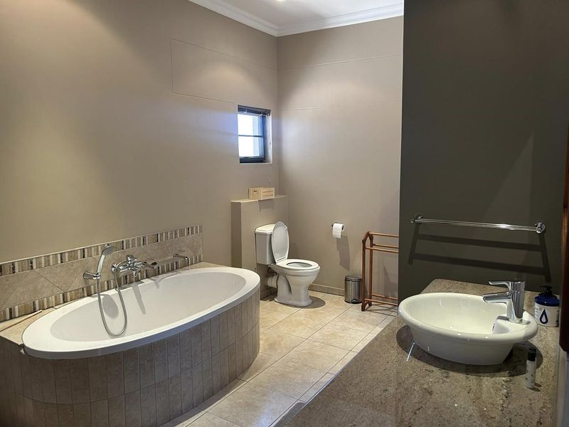 A well-maintained 4-bedroom home, surrounded by nature, offering comfortable estate living just outside the city. - Photo 9