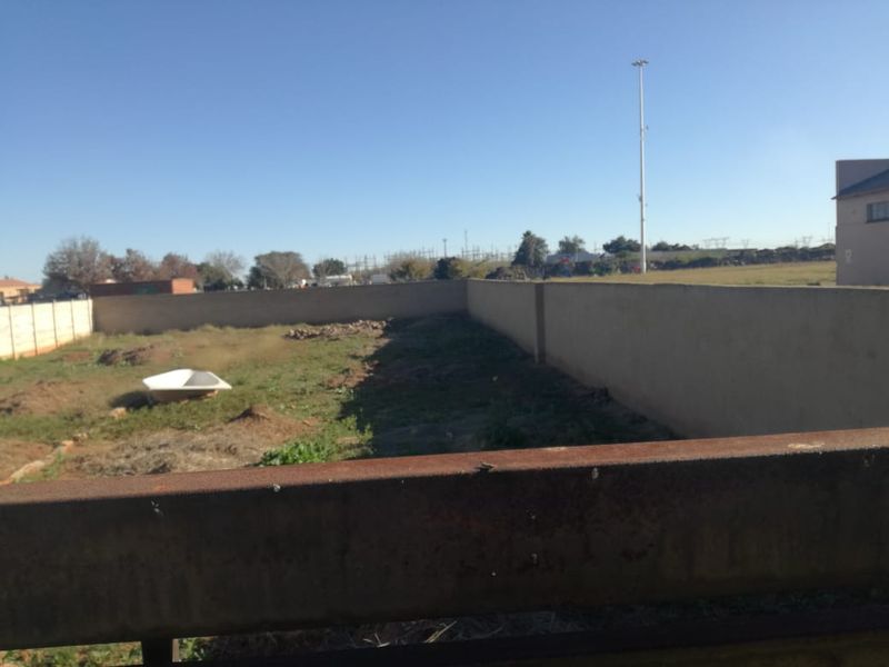 ono this Lovely enclosed Stand for sale in Rothdene - Photo 2