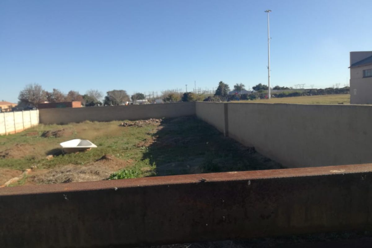 ono this Lovely enclosed Stand for sale in Rothdene - Photo 2