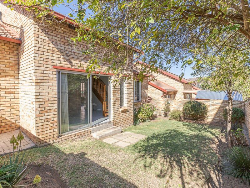 3 Bedroom 2 Bathroom Duplex Townhouse For Sale in Wilgeheuwel - Photo 3