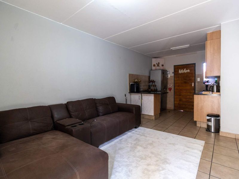 2 bedroom apartment for sale in a security estate - Photo 5