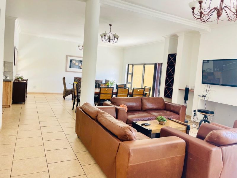 Beautiful 4 Bedroom Double-Storey house🏠 for sale in Langstrand. - Photo 4