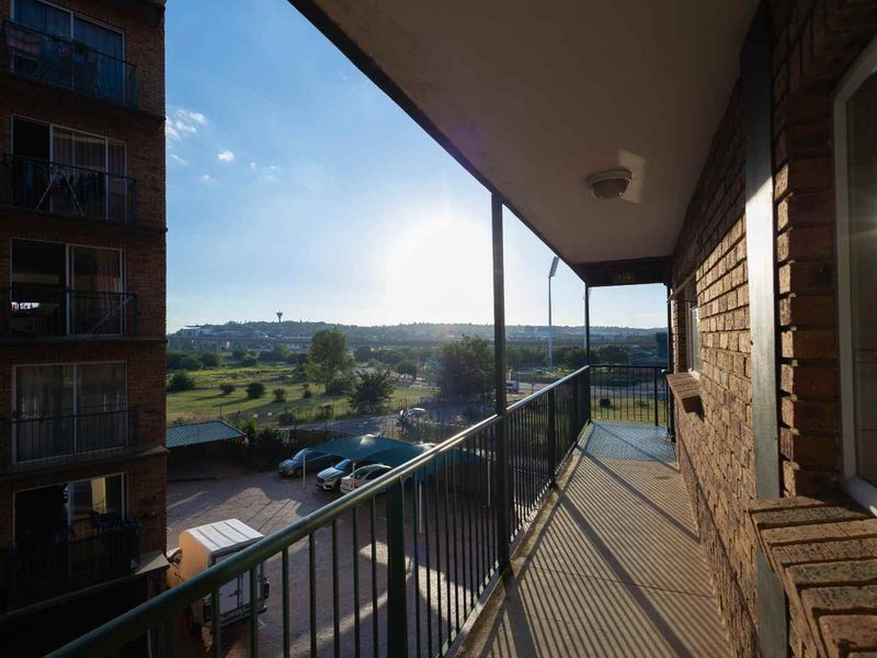 Spacious 3-Bedroom Apartment in Die Hoewes - Photo 2