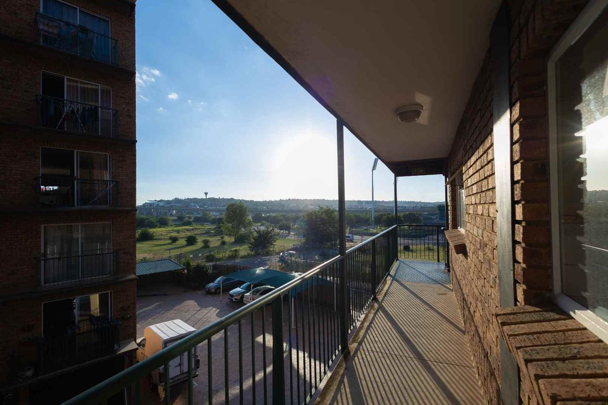 Spacious 3-Bedroom Apartment in Die Hoewes - Photo 2