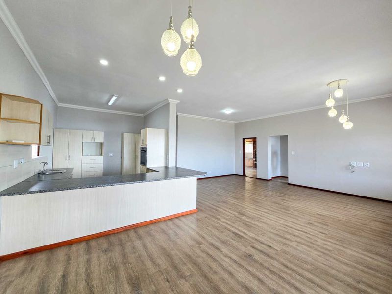 Coastal living with sea views and great location. - Photo 5