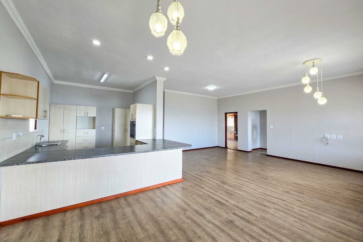 Coastal living with sea views and great location. - Photo 5