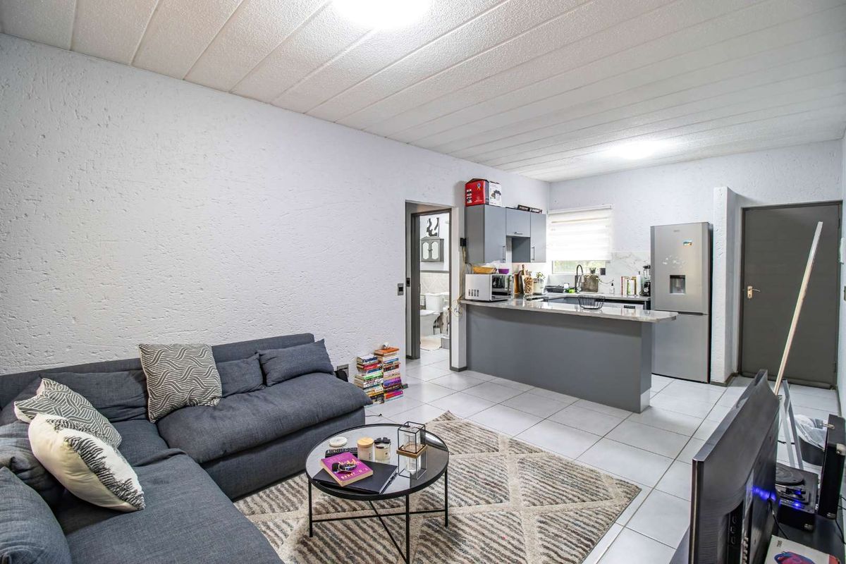 One bedroom apartment for sale in Lonehill - Photo 4