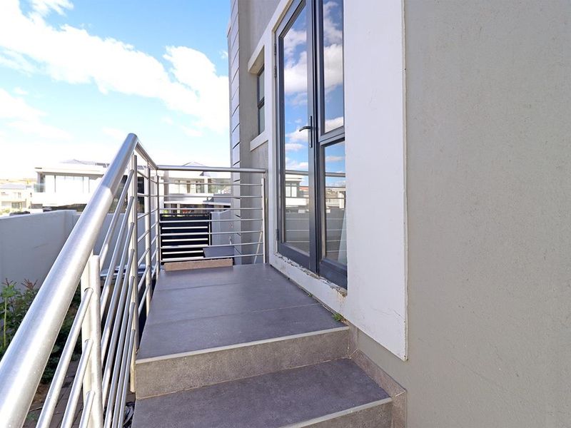4 Bedroom House for Sale in Blue Valley Golf Estate - Photo 3