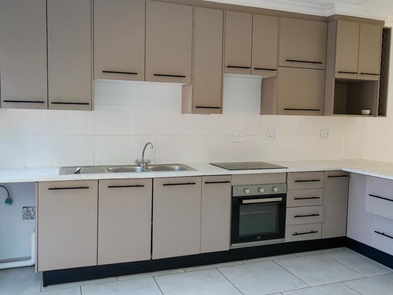 LOCK & GO Immaculate 3-Bedroom APPARTMENT in DERSLEY PARK - Photo 5