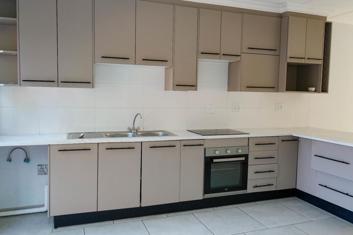 LOCK & GO Immaculate 3-Bedroom APPARTMENT in DERSLEY PARK - Photo 5