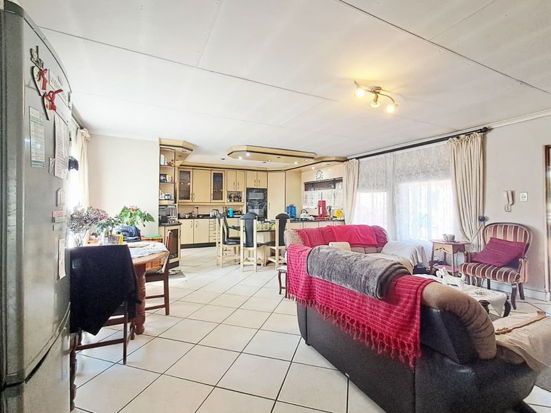4 Bedroom House for Sale in Brackendowns - Photo 9