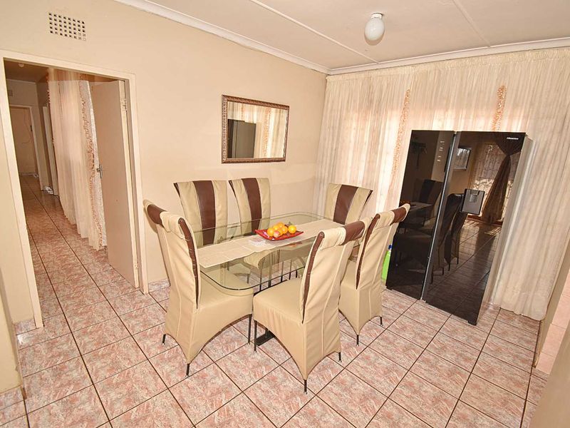 Spacious Family Home with Entertainment Features - Photo 6