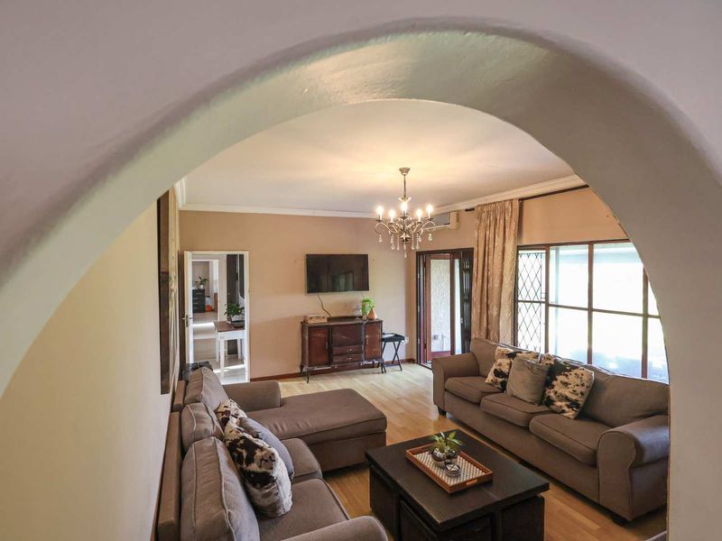 Spacious Family Home on 2303m2 | 4 Beds | Flat Land | Entertainer’s Dream! - Photo 5