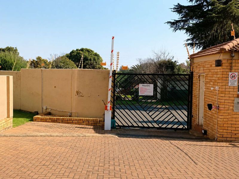 Spacious 2-Bedroom Apartment for Sale in Wilro Park, Roodepoort - Photo 2