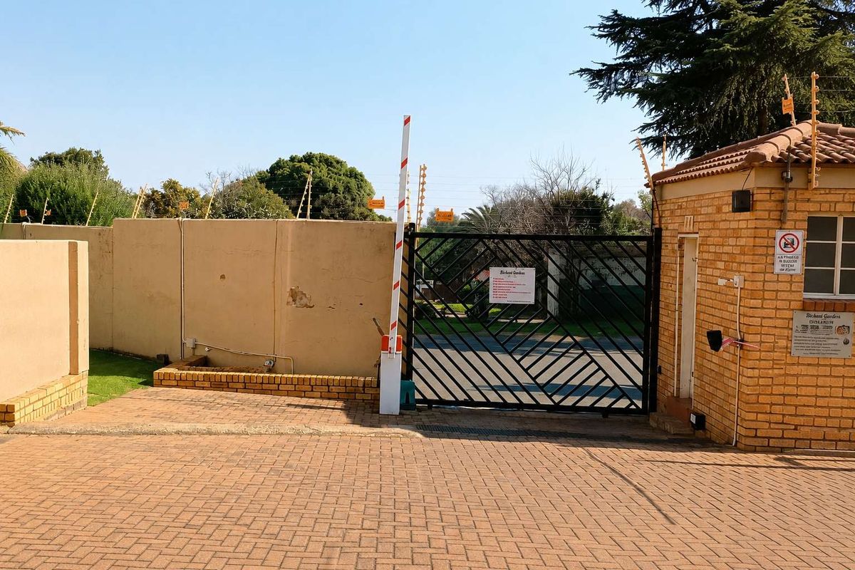 Spacious 2-Bedroom Apartment for Sale in Wilro Park, Roodepoort - Photo 2
