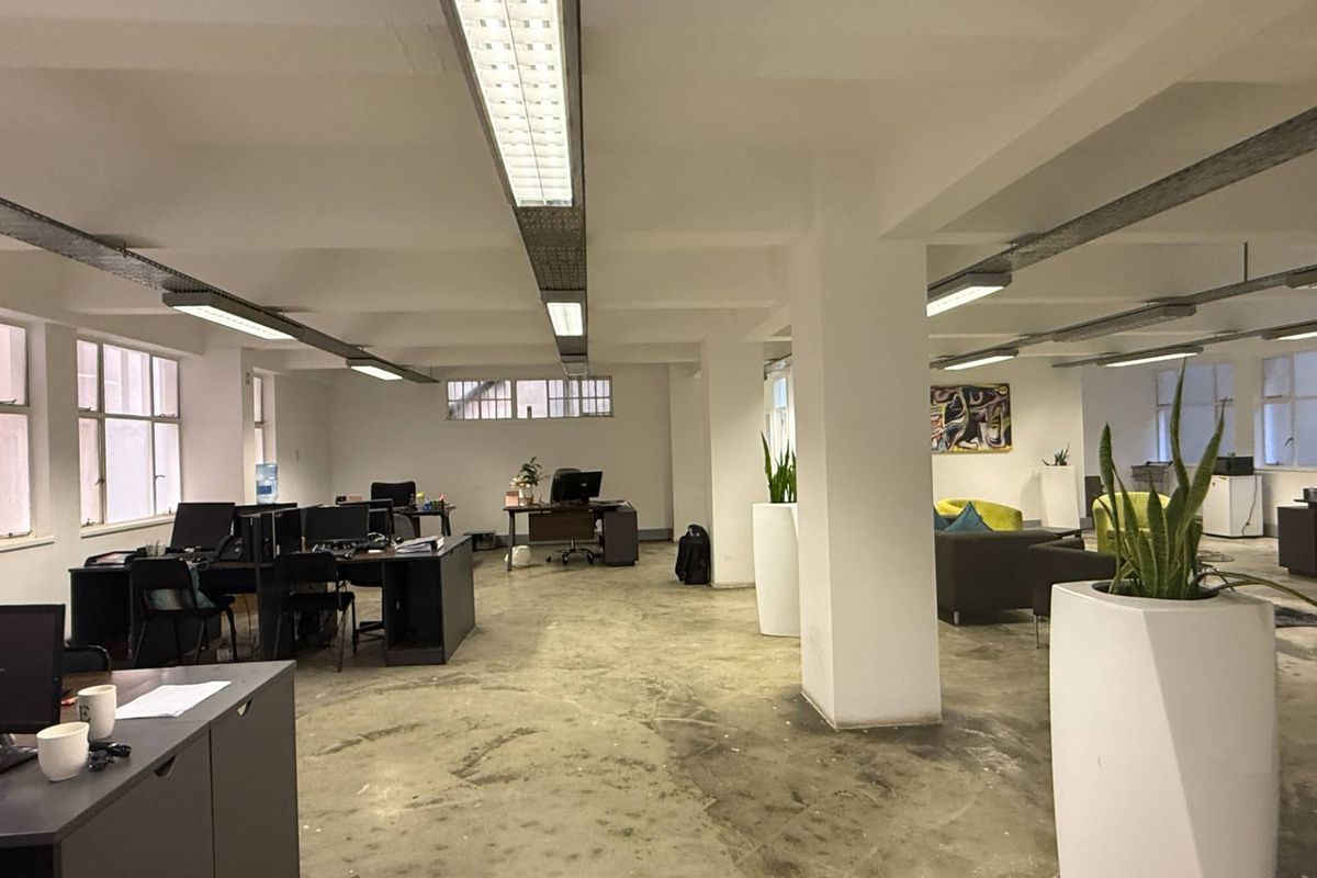 Neat White Boxed office to let in Cape Town CBD - Photo 2
