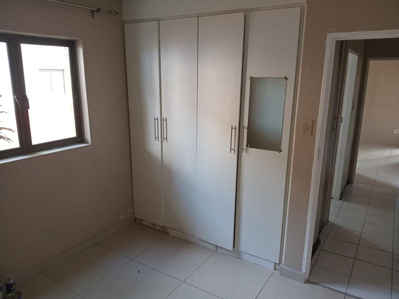 Discover simple, stylish living in this well-maintained 2-bedroom flat, perfect for comfortable everyday living or a smart investment opportunity. - Photo 6