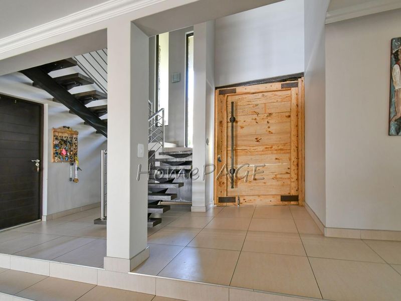 Ext 1, Outjo:  EYE CATCHING, 5 Bedr Double Storey home is for Sale - Photo 9