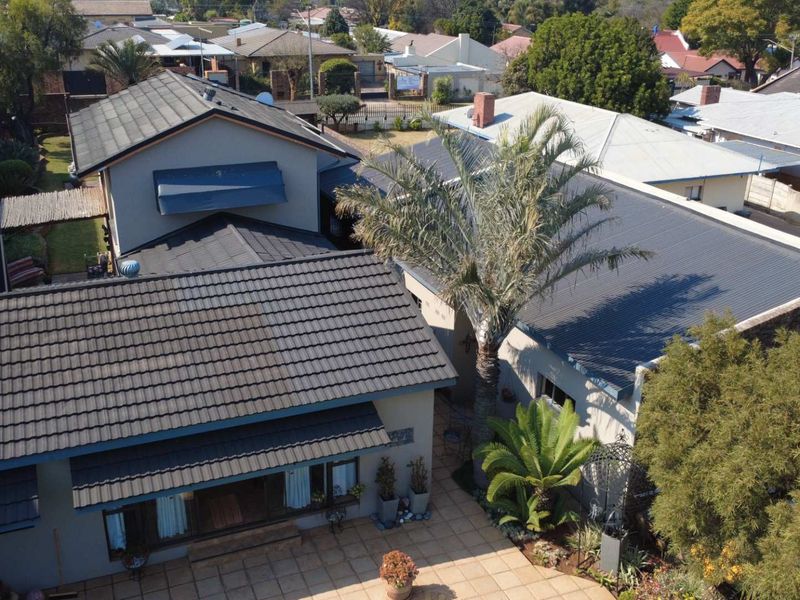 IMMACULATE & EXCEPTIONALLY SPACIOUS FAMILY HOME - Photo 3
