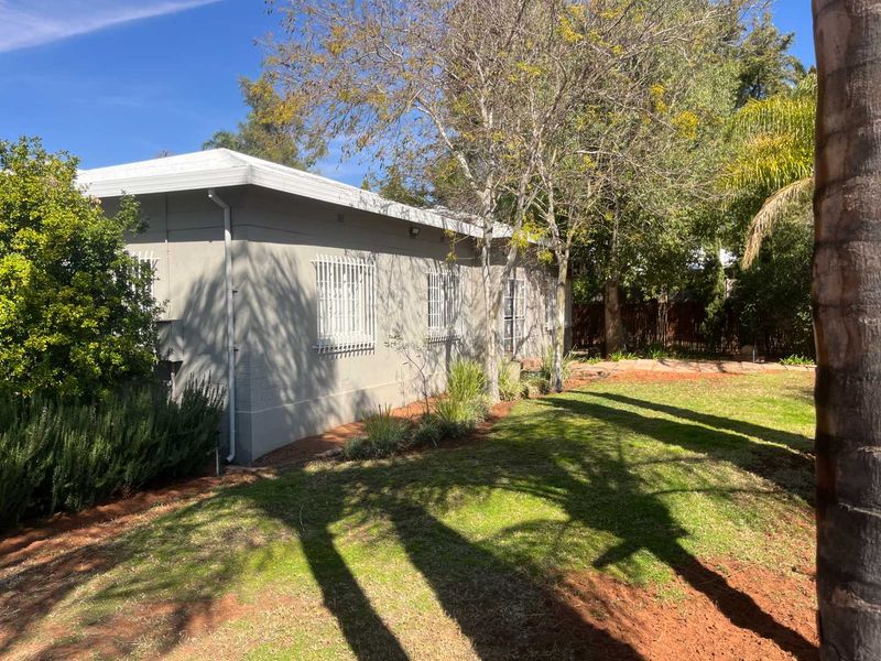 Spacious 4-Bedroom Family Home with 2 Flats in Prime Location - Photo 8