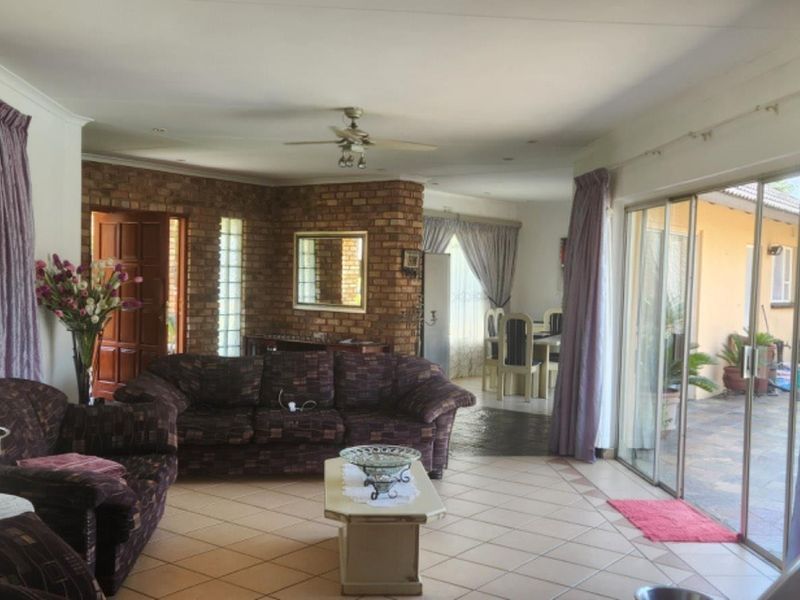 LOOK AT THIS AMAZING FAMILY HOME WITH A FLATLET FOR SALE!!!! - Photo 6