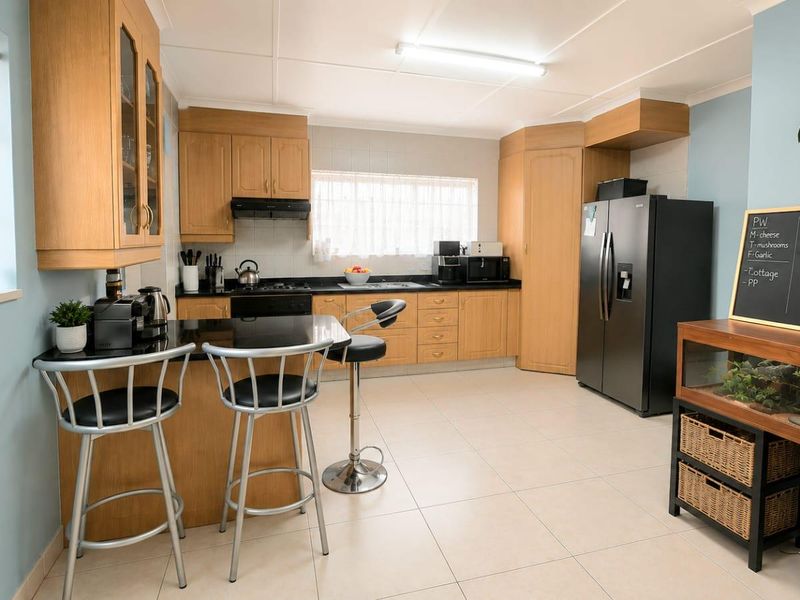 Family-Friendly Home with 3-bedrooms & spacious yard ! - Photo 1