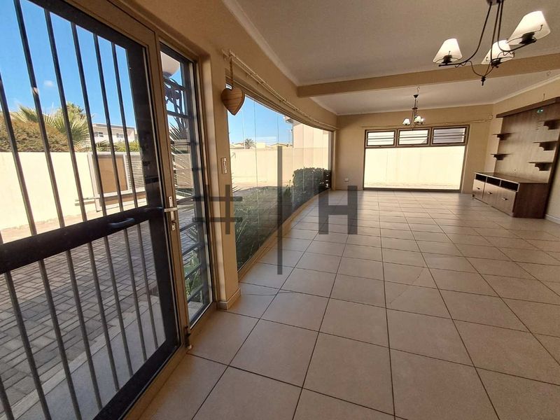House for RENT - Photo 2