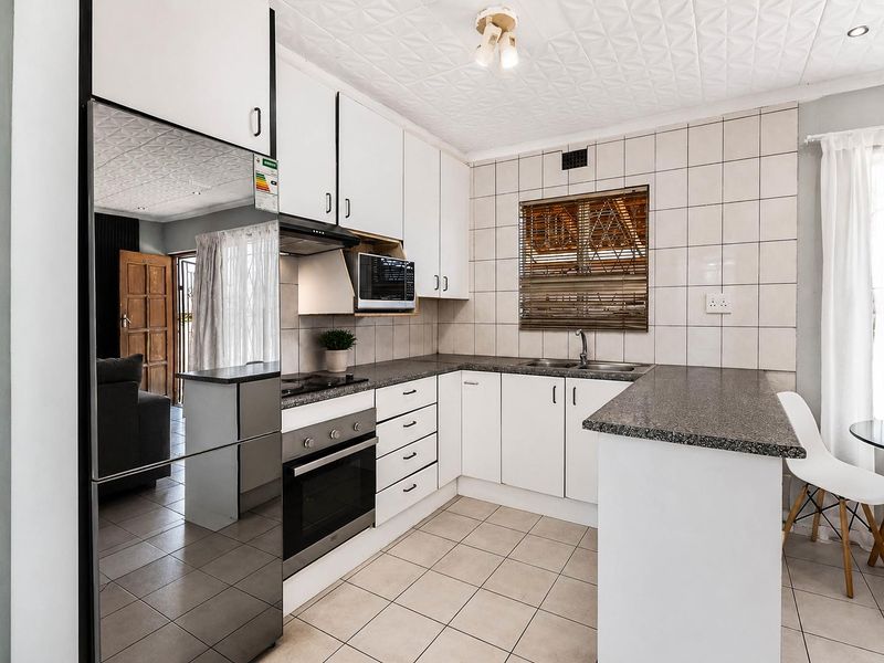 3 Bedroom Simplex - Photo 8