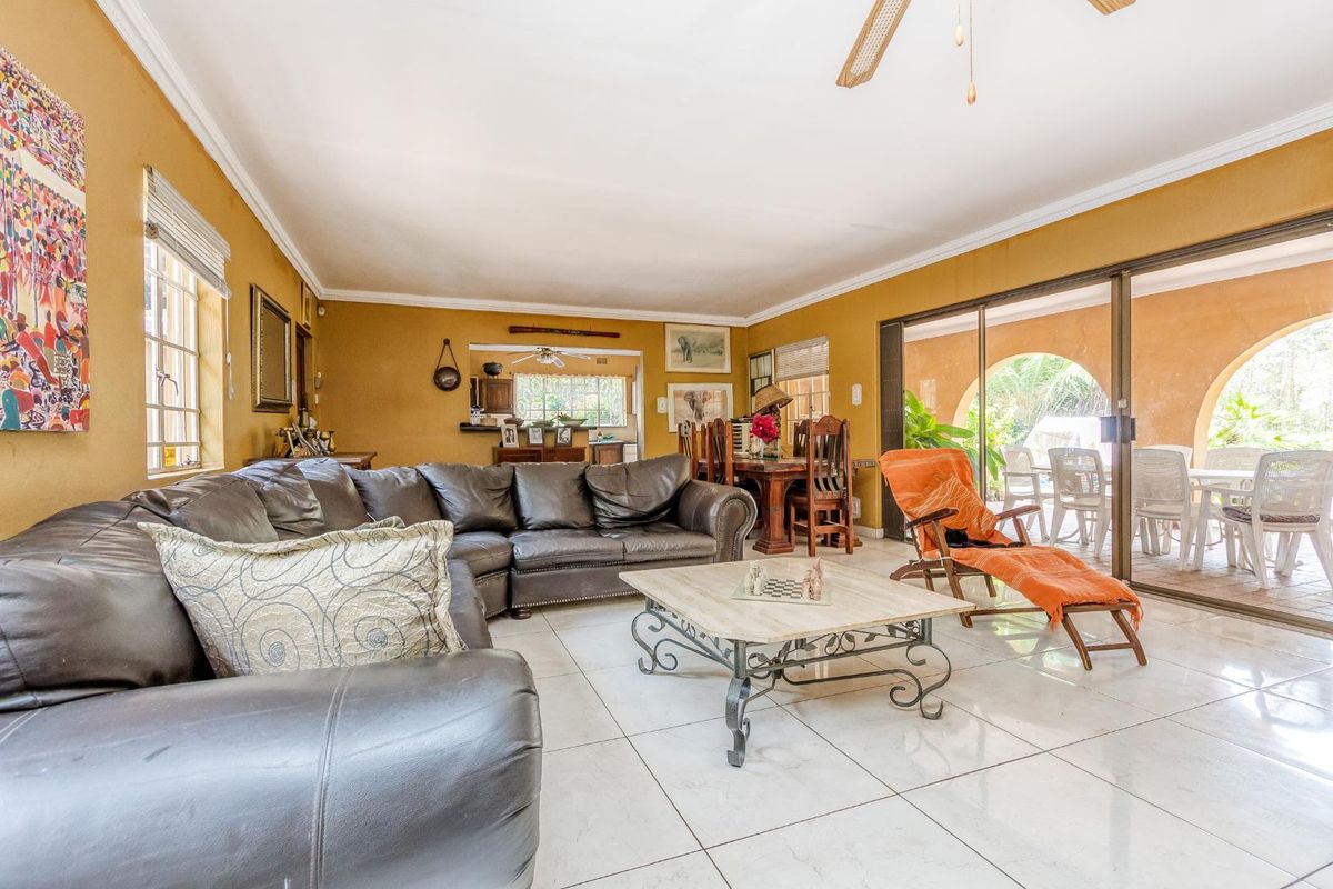 Peaceful Country Living: Two-Bedroom Home with Pool & Two One-Bedroom Cottages! - Photo 4