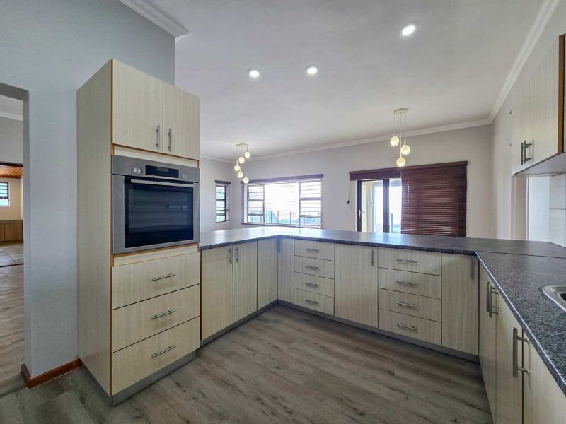 Coastal living with sea views and great location. - Photo 8