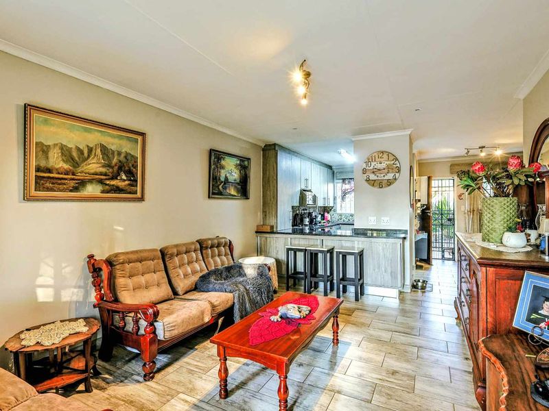 Elegant 3-Bedroom Modern Home with Solar in a Exquisite Moreleta Park Estate - Photo 9