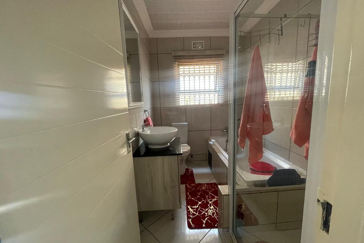 2 Bedroom Townhouse to rent at BRENTWOOD Park. - Photo 4