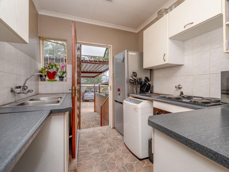 Neat 2-Bedroom Townhouse with Private Garden – Wilgeheuwel - Photo 8